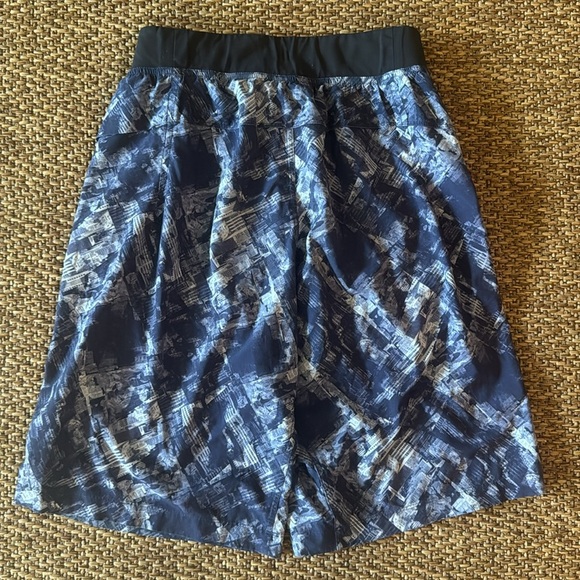 Lululemon Men’s Shorts - Picture 3 of 9